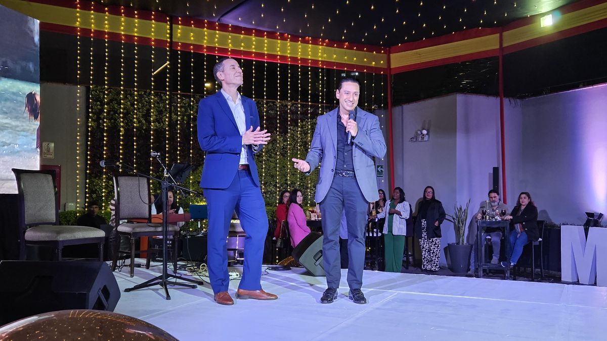 Lati Naimi y Ángel Velásquez iniciando la presentación del cóctel de Meliá.
