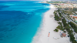 Eagle Beach, una de las playas más populares y apreciadas por los turistas en Aruba.