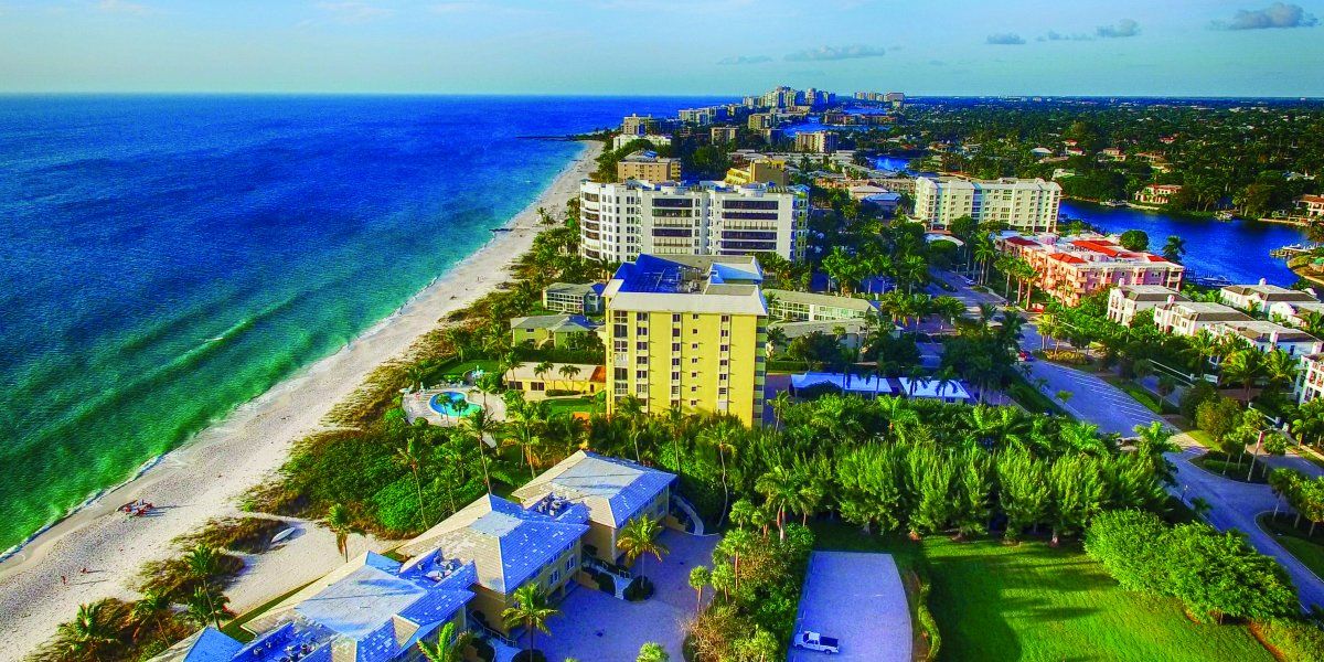 El atardecer sobre el golfo junto al famoso muelle de Naples.
