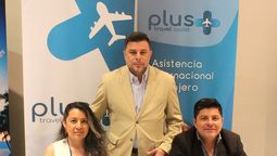 Equipo de Plus Travel Assist, conformado por Sandy Bermeo, jefe de Operaciones, y Crystian Vinueza, gerente para Latinoamérica (centro).