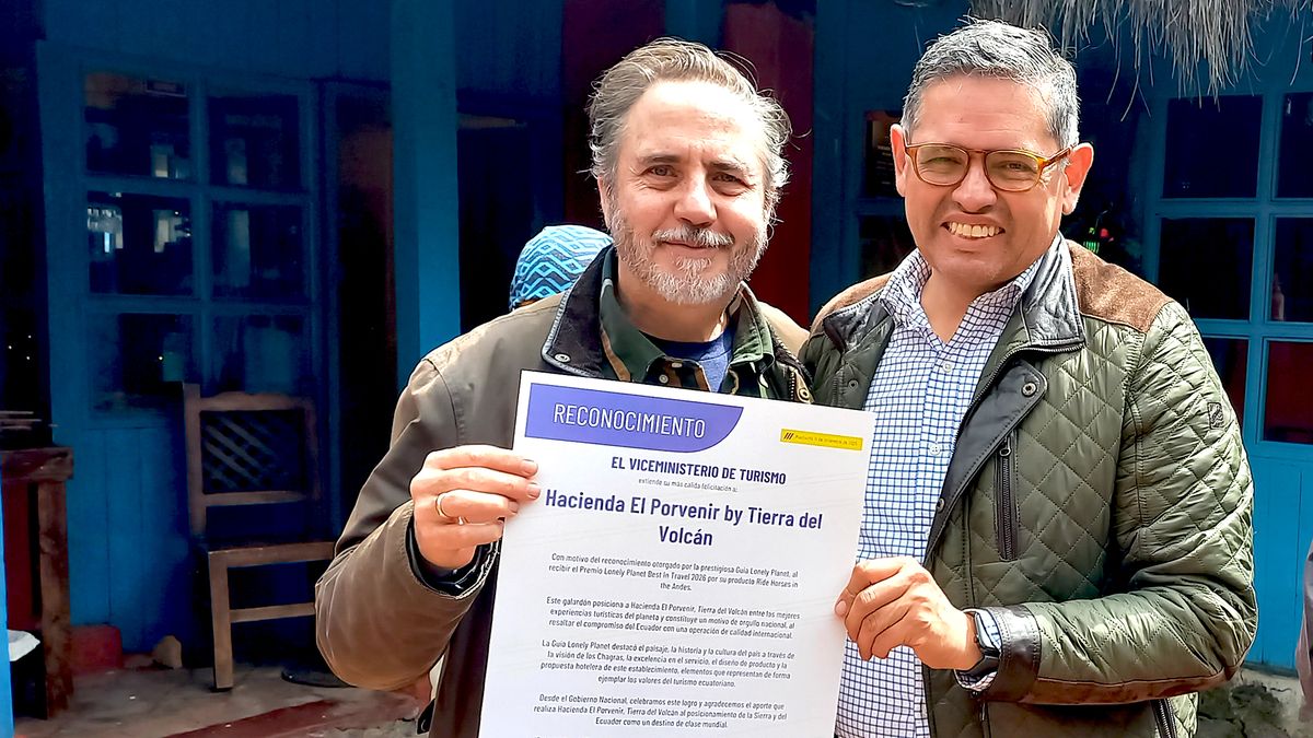 Jorge Pérez, gerente y fundador de la operadora de turismo Tierra del Volcán, que gestiona la Hacienda El Porvenir, junto con el Viceministro de Turismo Mateo Estrella. 
