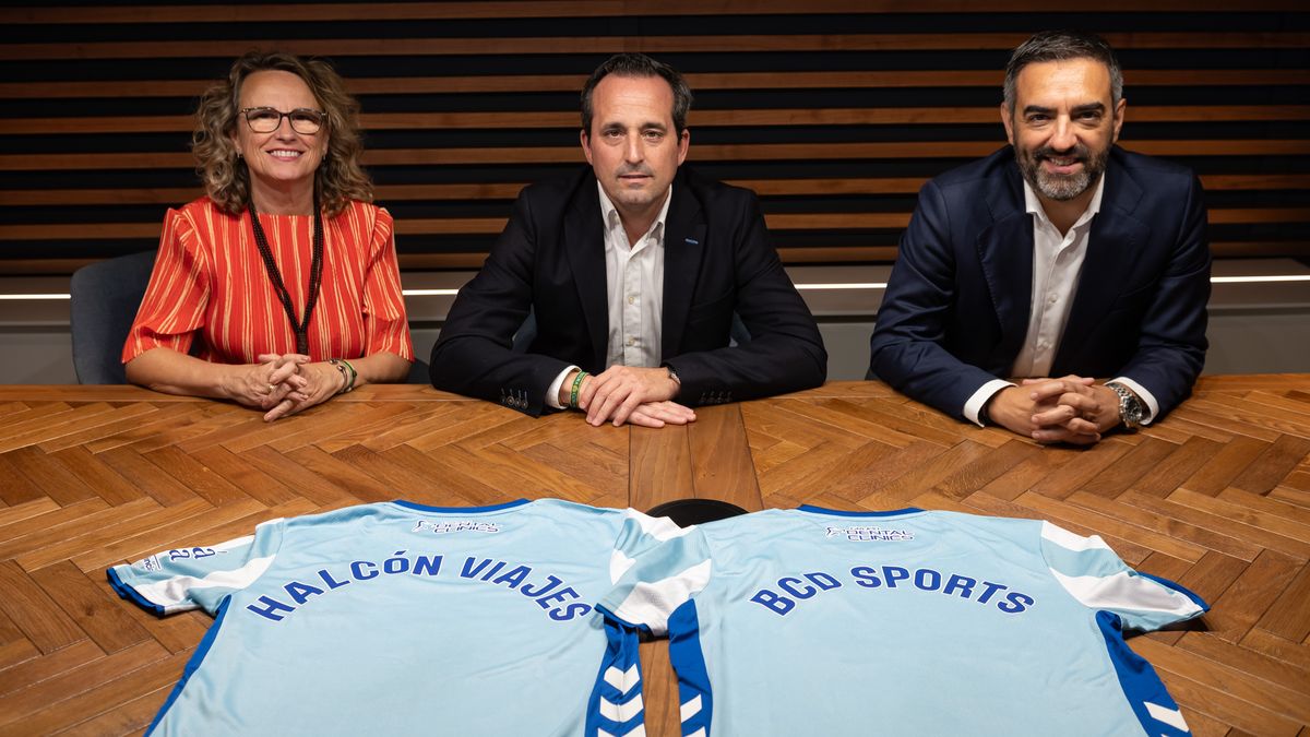 Ricardo Martínez, director regional de BCD Sports; Cristina Cano, coordinadora de zona de Halcón Viajes en Andalucía; y Kike Pérez, director general del Málaga CF