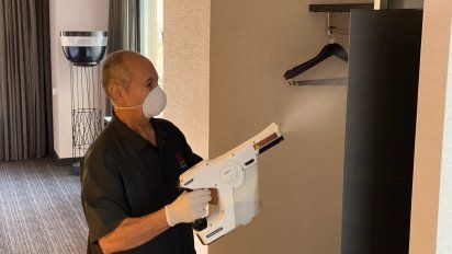 Nuevos rociadores electrostáticos con desinfectante de grado hospitalario, una de las nuevas normas de higiene de Marriott International.