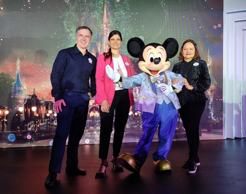 Eduardo Rocha, gerente de Capacitación América Latina para Disney Destinations; Julieta De Grazia, gerente senior de Ventas para Disney Destinations en Argentina, Chile y Perú; y Elena Outlan, gerente de Marketing en América Latina para Disney Destinations. - Ladevi Medios y Soluciones Eduardo Rocha, gerente de Capacitación América Latina para Disney Destinations; Julieta De Grazia, gerente senior de Ventas para Disney Destinations en Argentina, Chile y Perú; y Elena Outlan, gerente de Marketing en América Latina para Disney Destinations.