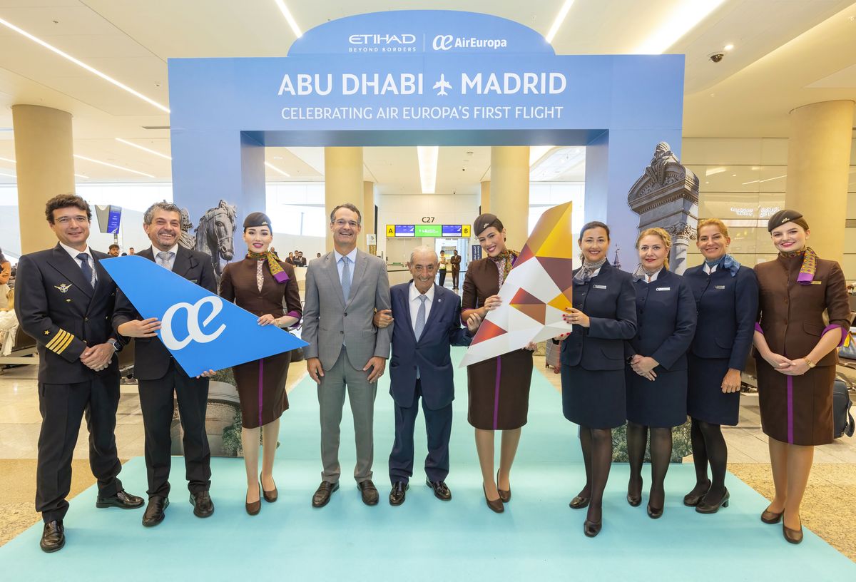 Equipo de Air Europa y Etihad Airways en la inauguración de la ruta Madrid-Abu Dhabi. 