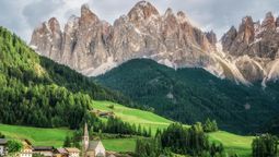 Pe-Tra Operadora propone a los viajeros visitar las Dolomitas al noreste de Italia.