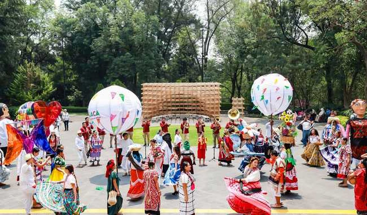 Los Convites invitan a la gente a sumarse a los festejos de la Guelaguetza.