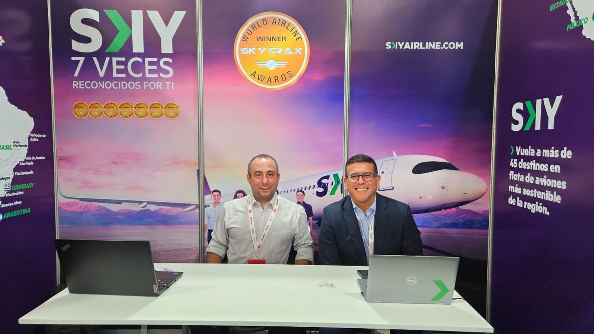 Equipo de Sky Airlines en el Perú Travel Mart 2025.