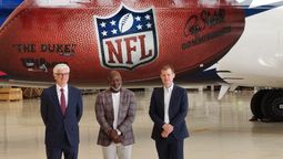 Arturo Olivé, Emmett Smith y Andrés Castañeda junto al avión de Aeroméxico con fuselaje especial de la NFL.