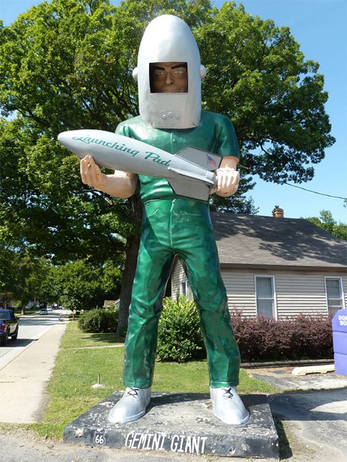 Arte rutero un tanto kitsch: el Gemini Giant es una escultura realizada en fibra de vidrio.