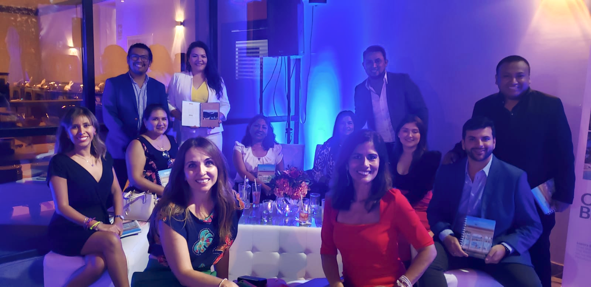 Mitzi Torres (Meliá), Marita Villalba (Visit USA), Catalina Londoño (Meliá), Juan Ignacio Ais y Amet Miranda (Ágil) junto a las agencias de viaje invitadas.