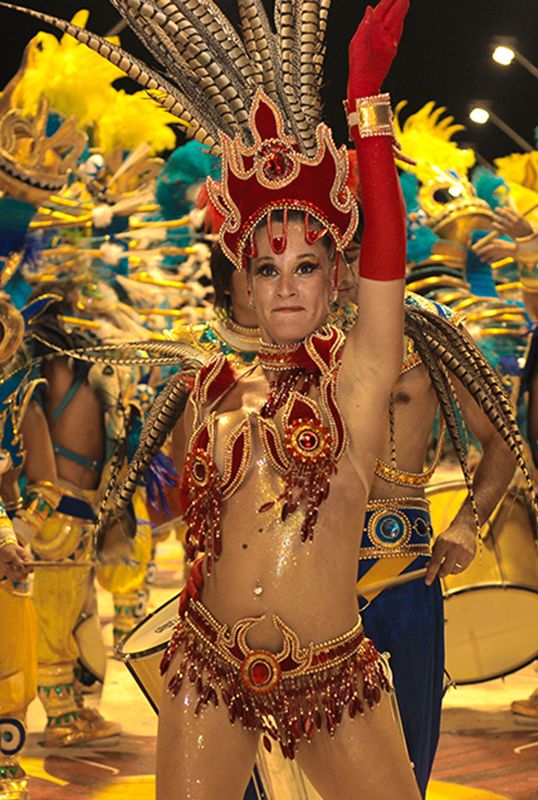 El carnaval se festeja en varias localidades, siendo el más convocante el ya famoso de Gualeguaychú.