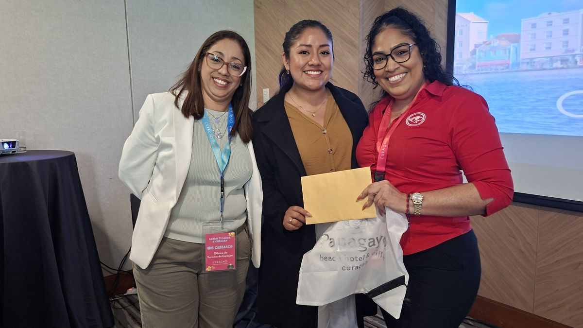 Iris Carrasco y  Jo-Anne Didiez de Papagayo Curacao junto a una de las ganadoras del sorteo.