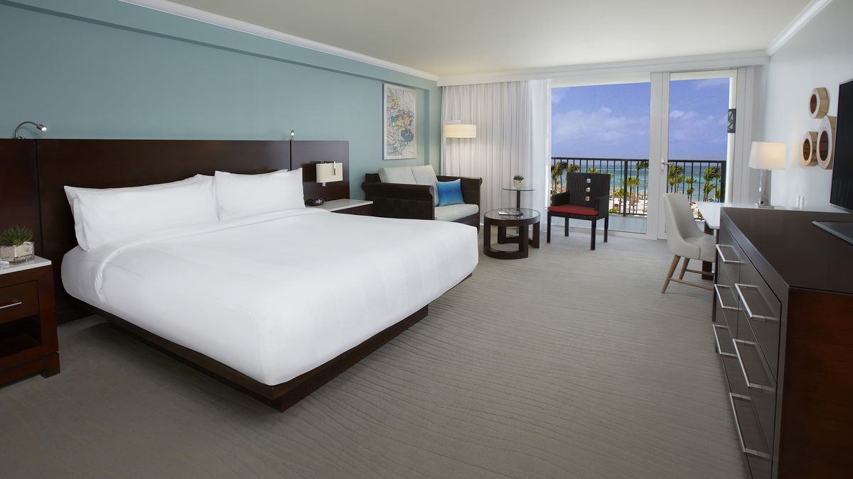 Aruba Marriott Resort & Stellaris Casino: este resort -ubicado en Palm Beach- cuenta con 414 habitaciones, incluyendo 24 suites con balcones privados, vistas a la playa o a los jardines.