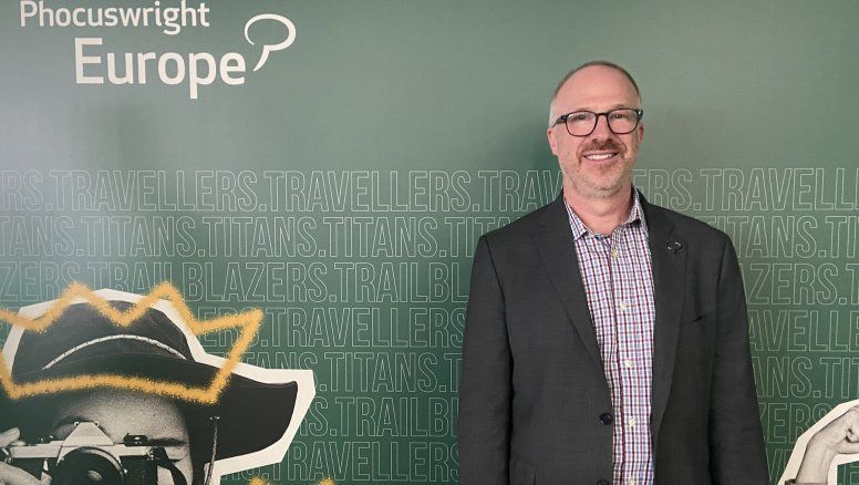 Pete Comeau, director de Phocuswright, en el photocall del Phocuswright Europe 2023 de Barcelona.