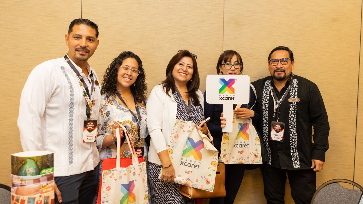 Ulises Barriga y Christian Canales junto a las agentes de viajes. Ulises Barriga y Christian Canales junto a las agentes de viajes.