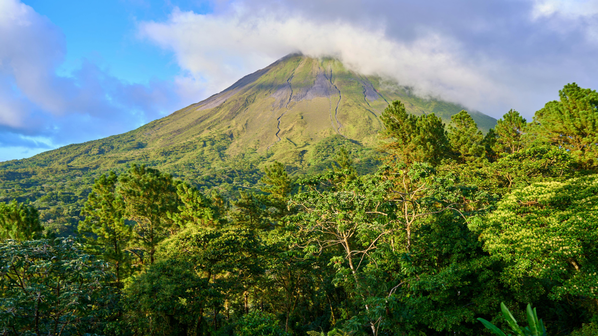 Lánzate a la aventura en el volcán Arenal en Costa Rica.