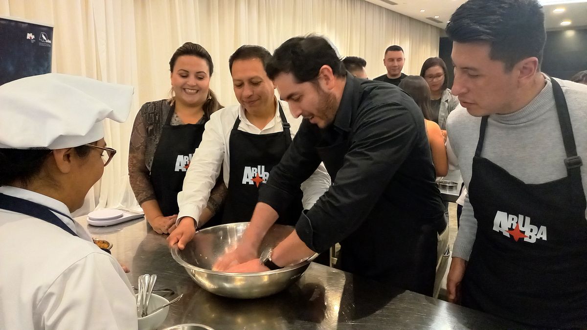 Representantes de mayoristas, agencias de viajes y aerolíneas participaron en MasterClass culinaria organizada por la Autoridad de Turismo de Aruba.