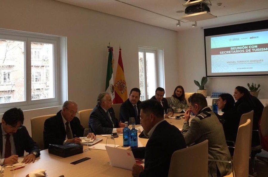 Luis Humberto Araiza López junto a Miguel Torruco y otros secretarios de Turismo de la República.