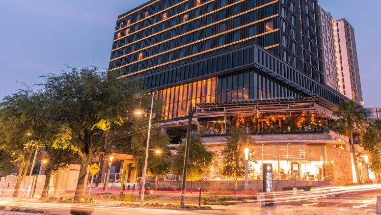 Operado por el Grupo Hotelero Prisma, el JW Marriott Monterrey Valle está ubicado en el desarrollo Parque Arboleda.