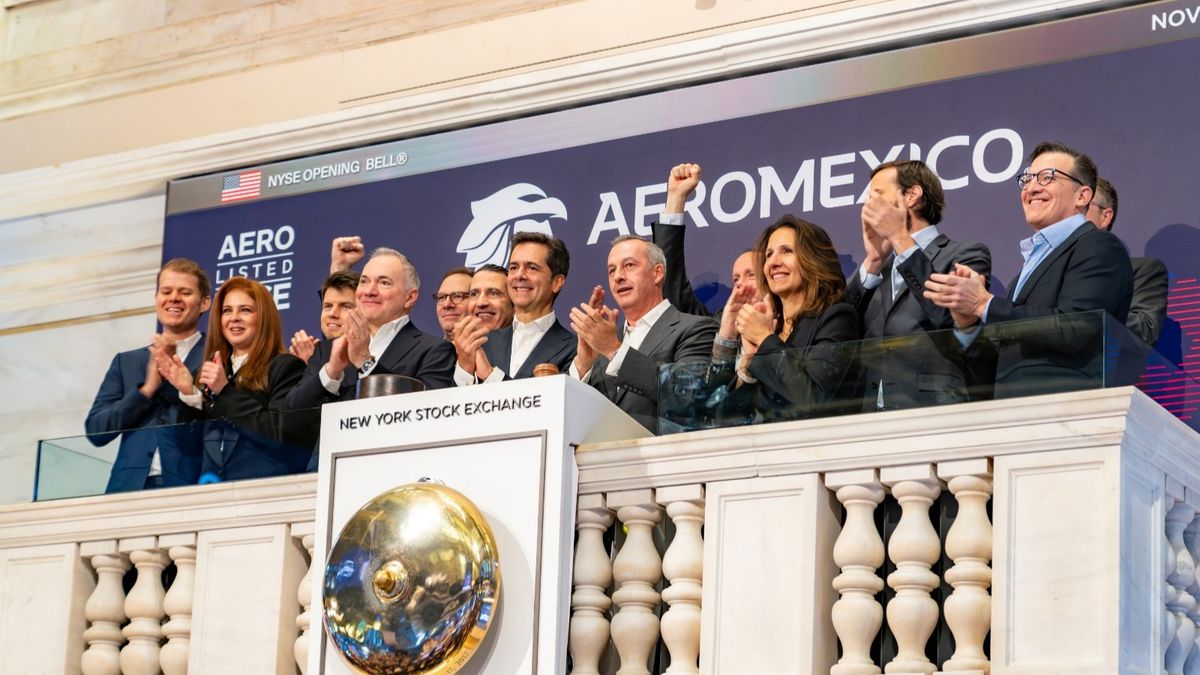 Aeroméxico celebró el tradicional toque de campana como parte de su enliste en la Bolsa de Valores de Nueva York.