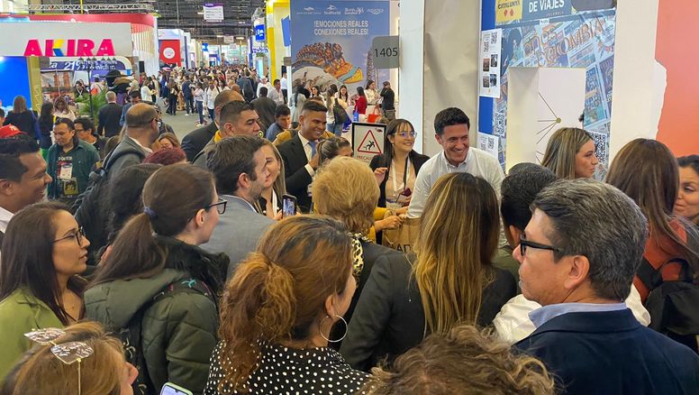 Jordi Solé, director de la Agencia Catalana de Turismo para Sudamérica, durante el sorteo de presentes con los agentes de viajes en la Vitrina Turística Anato 2023.