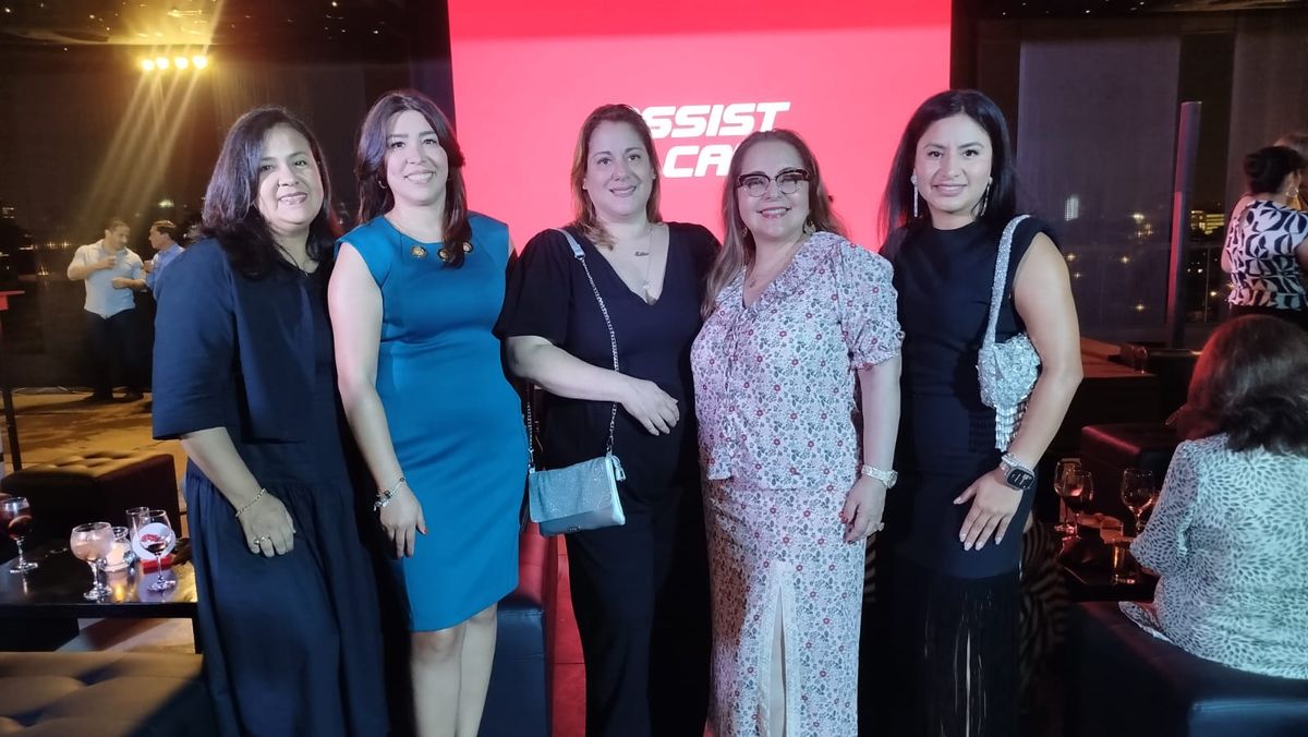 Elke Daum, gerente de Ventas de Carrusel, junto a agentes de viajes invitadas.