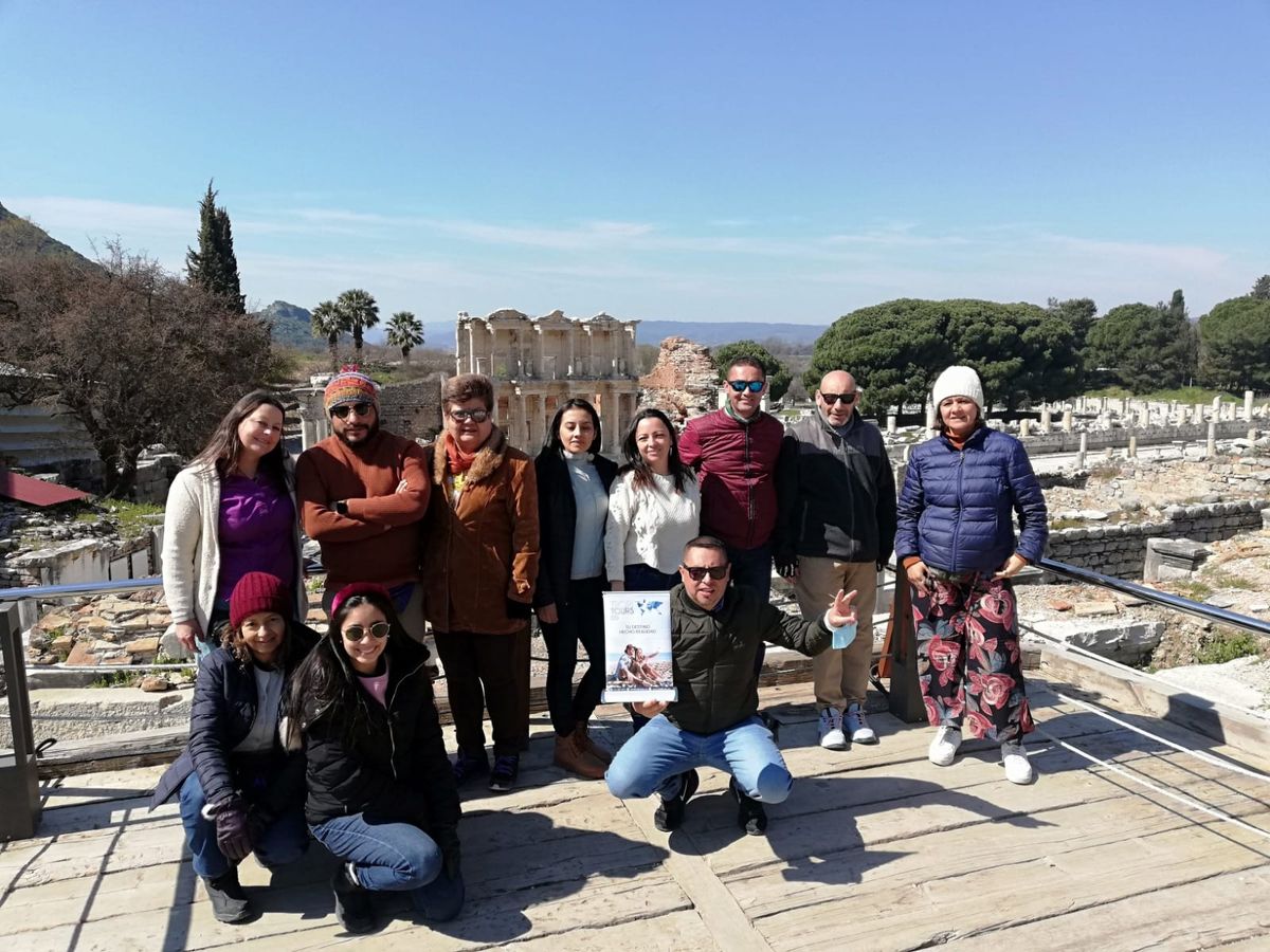 Fam trip Tropitours, frente a la Biblioteca de Celso, Ruinas de Hierapolis, en la ciudad de Éfeso.