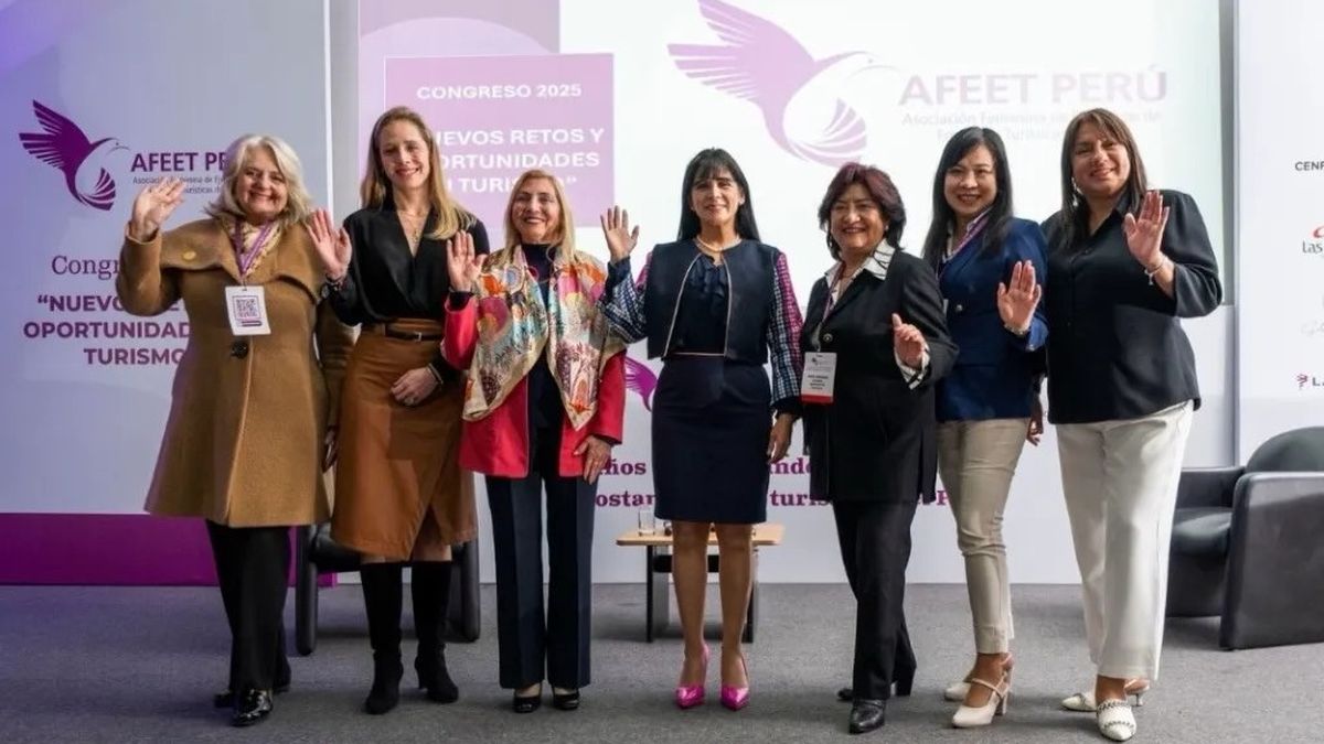 Titular del Mincetur y equipo de Afeet unidas por la labor femenina en el sector turismo.
