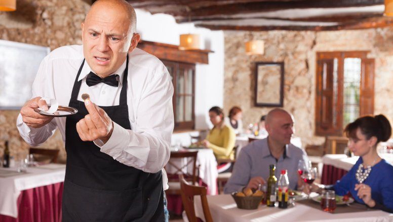 Federico Sturzenegger cumplirá un viejo anhelo de Luis Barrionuevo: formalizará las propinas para los gastronómicos. El gobierno de Javier Milei atiende un reclamo histórico del líder de Uthgra.