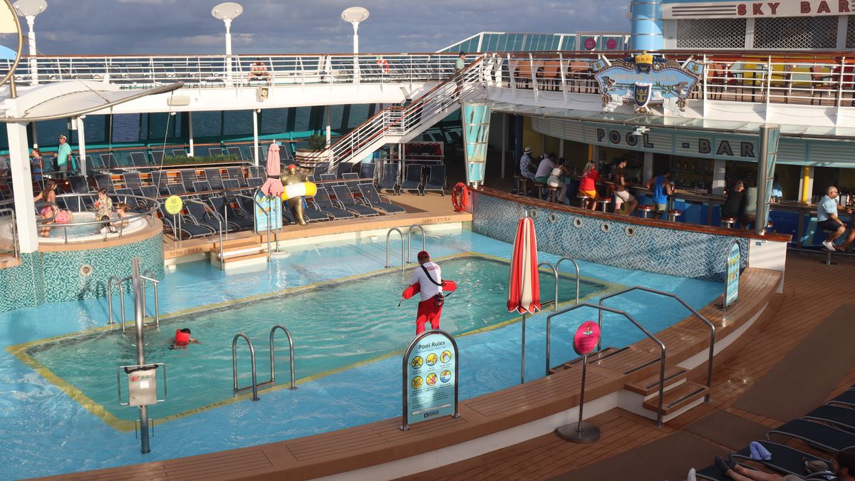 Solarium Bar, el lugar ideal del Serenade of the Seas para relajarse junto a la piscina con cócteles y vistas al mar infinito.