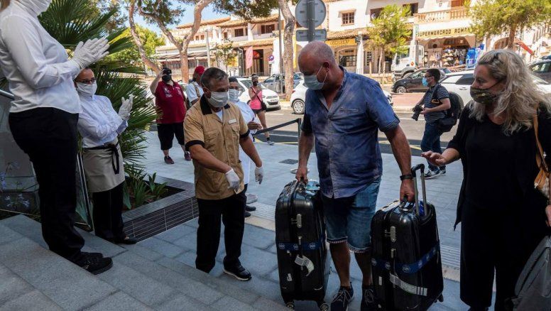 Turistas alemanes en la entrada de un hotel.