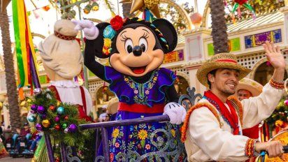 Disneyland Resort celebra la Navidad con nuevos espectáculos y sus queridos personajes