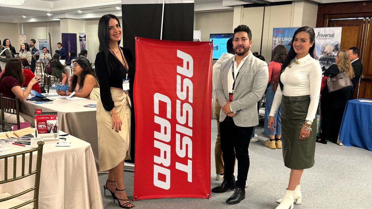 Equipo de Assist Card, presidido por su gerente comercial nacional Paola Gómez (izq.). La marca fue una de las expositoras en el Ladevi Workshop en Quito. - Ladevi Medios y Soluciones Equipo de Assist Card, presidido por su gerente comercial nacional Paola Gómez (izq.). La marca fue una de las expositoras en el Ladevi Workshop en Quito.