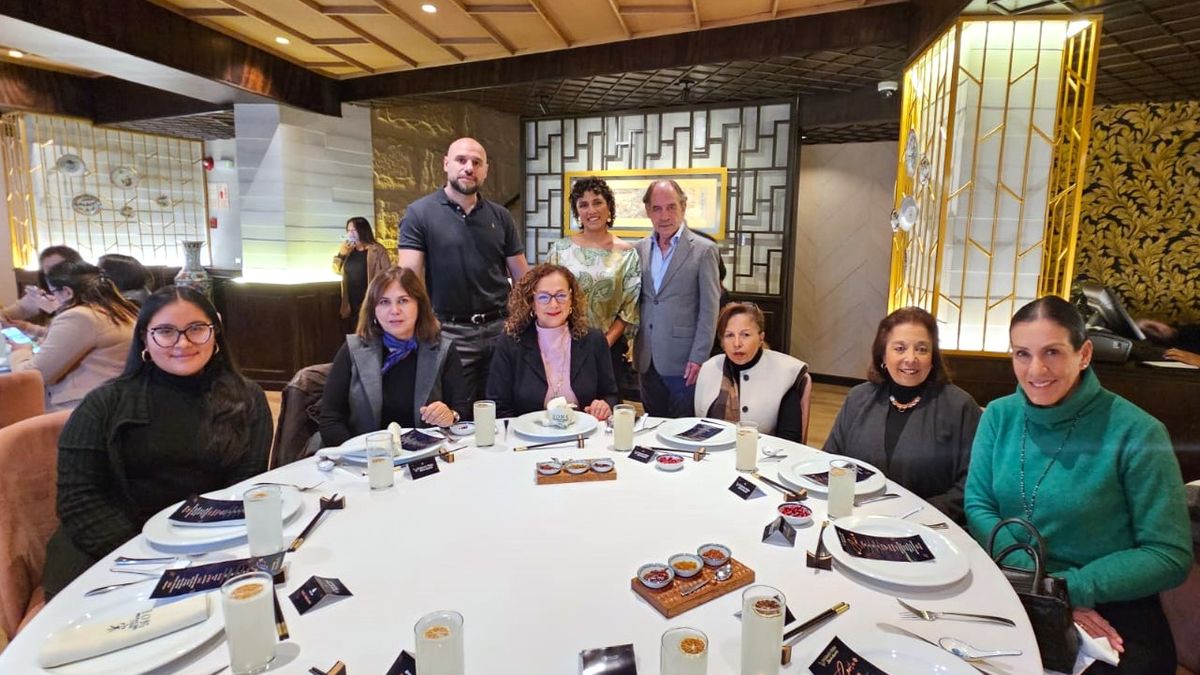 Agentes de viajes cercanas en el 3° aniversario de Volando Viajes.