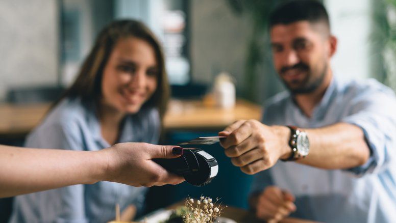 La gastronomía en Argentinano cuenta a la fecha con legislación que regule los medios de pago para que losclientes puedan abonar y los trabajadores puedan percibir propina.