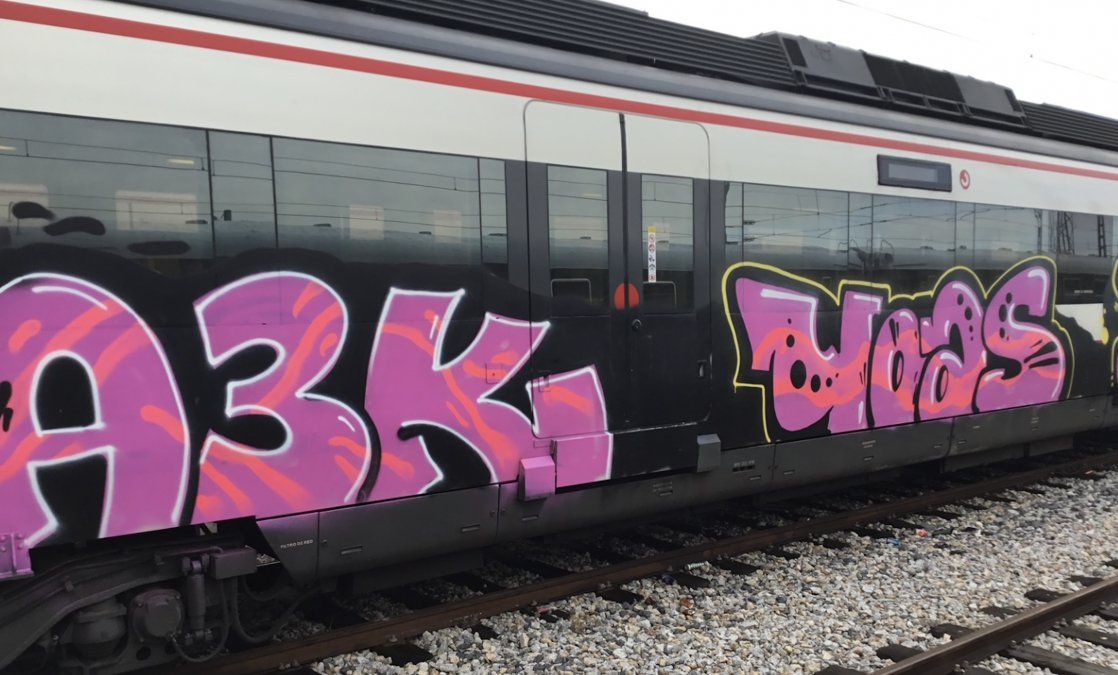 Trenes de Renfe vandalizados con grafitis.