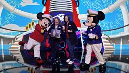 Elena Outlan y Julieta De Grazia, de Disney Destinations, junto a Mickey y Minnie. 