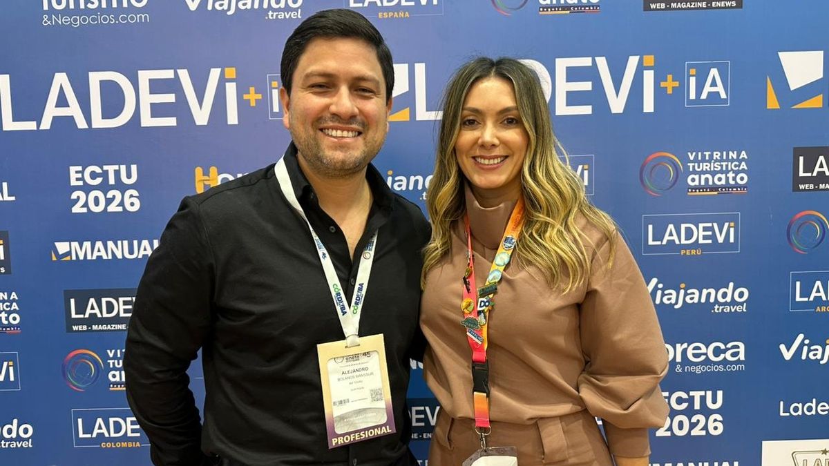 Alejandro Bolanos, CEO de BM Tours; y Jéssica Sánchez, coordinadora comercial de Ladevi Colombia y Ecuador. Vitrina Turística Anato 2026.