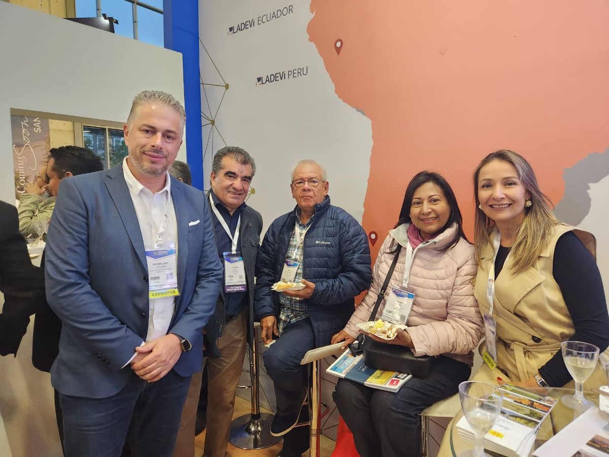 La Agencia de Viajes está cumpliendo 20 años en Colombia y para celebrarlo brinda con clientes y amigos en su stand en la Vitrina Turística Anato 2023.