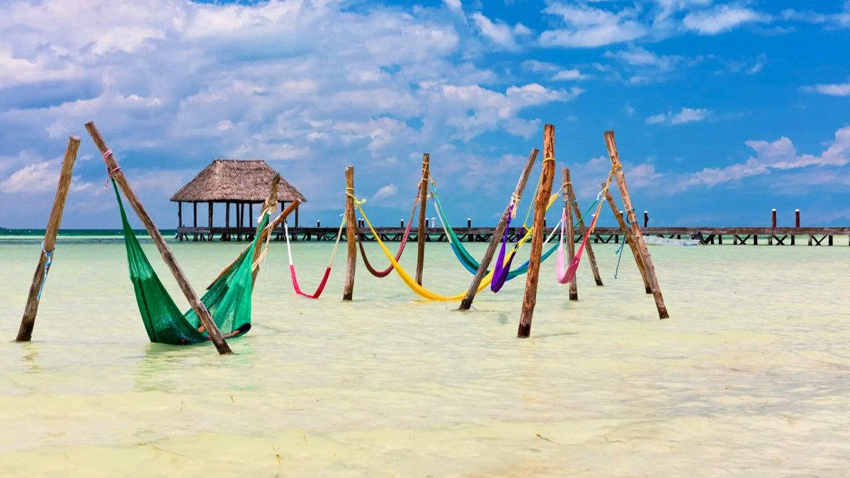 Relájate con el ambiente tranquilo y acogedor de la isla Holbox.