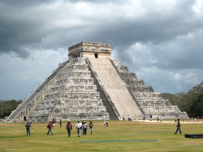 Cuando uno se ubica a cierta distancia de las escalinatas y aplaude una vez el eco que devuelve la Pirámide de Kukulcán es similar al graznido del quetzal.