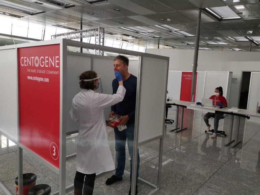 Los laboratorios abrieron dos sitios especializados para las pruebas dentro de los aeropuertos.