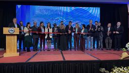 XVII Congreso de Hoteleros de Chile: autoridades de gobierno junto a representantes del gremio cortaron la huincha como señal de inauguración oficial del evento.