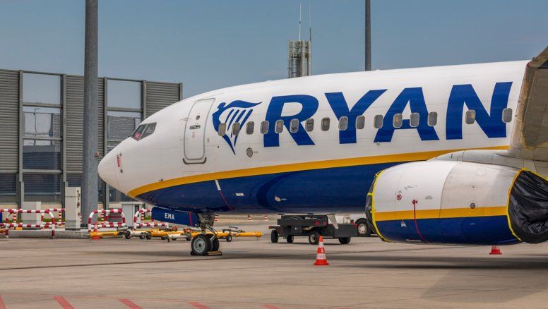 Un avión de Ryanair en pista, mientras crece la tensión laboral en los servicios en tierra de la aerolínea.