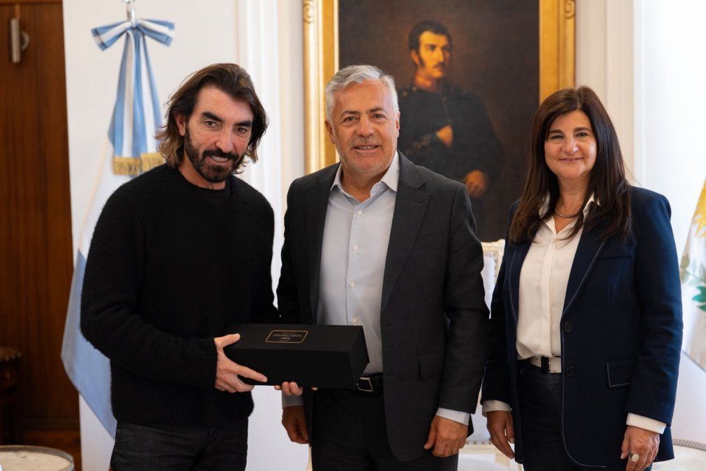 Javier Hidalgo, presidente de Air Europa, junto a Alfredo Cornejo, gobernador de Mendoza y la titular del EMETUR, Gabriela Testa.