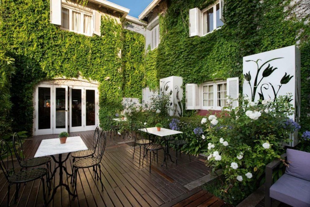 Altos de Güemes y su encantador deck son una gran opción para este verano en La Feliz. 