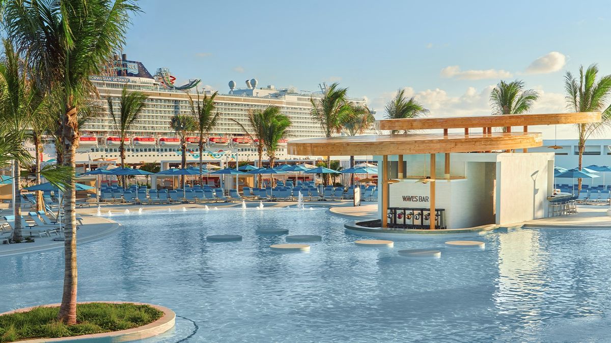 Waves Bar, uno de los dos bares acuáticos de la nueva piscina.