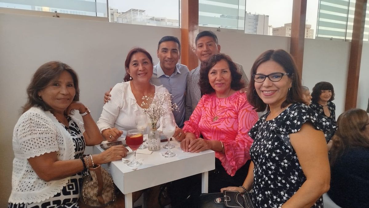 Carlos Miranda, gerente general de Dika Travel junto a agentes de viajes.