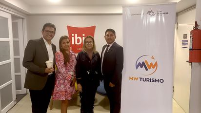 El humorista Jaime Andrés López, quien presentó un espacio de stand up comedy; Mónica Osorio, gerente general de MW Turismo; Claudia Delgado, representante de Ventas de la Autoridad de Turismo de Aruba; y Wilmer Constante, presidente de MW Turismo.